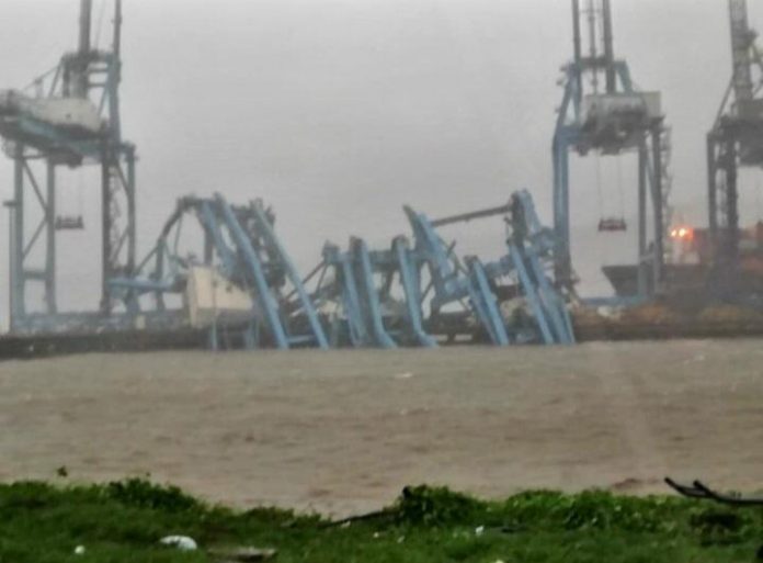 Click to enlarge Cranes collapse in Mumbai