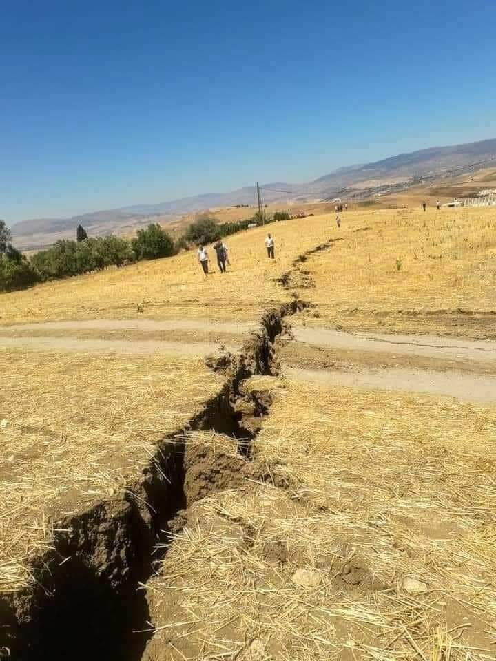 M4.9 earthquake creates large fissures in ground and damages buildings