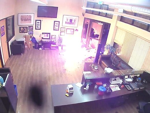 Click to enlarge fire riot antifa portland police office