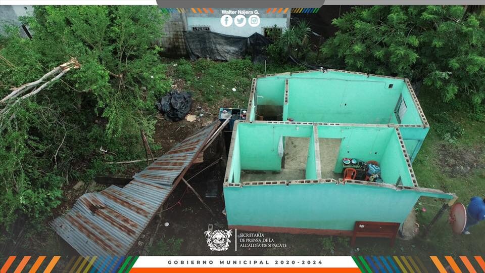 Click to enlarge Several homes completely lost their roofs in Sipacate due to the strong wind on Friday, August 14.