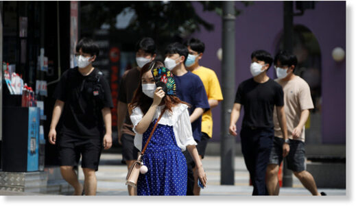 Click to enlarge south korea pedestrians masks