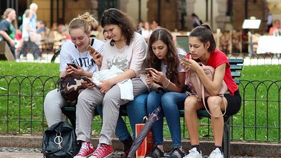 teens on phones