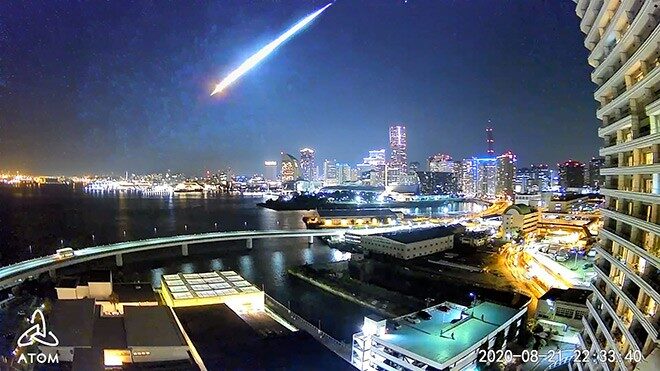 A spectacular fireball over the Kanto region is captured by a camera set up in Yokohama by Atom teck. Inc. on the evening of Aug. 21.