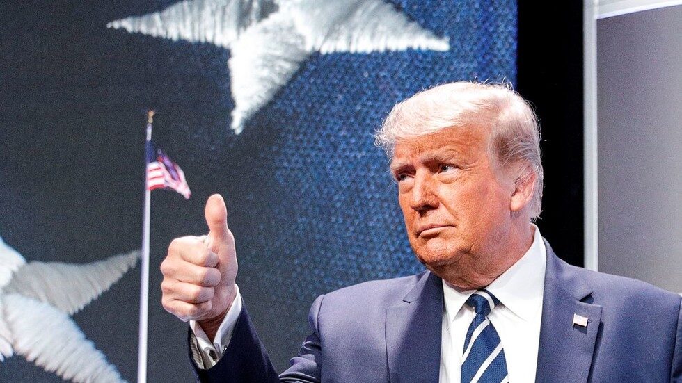 trump thumbs up