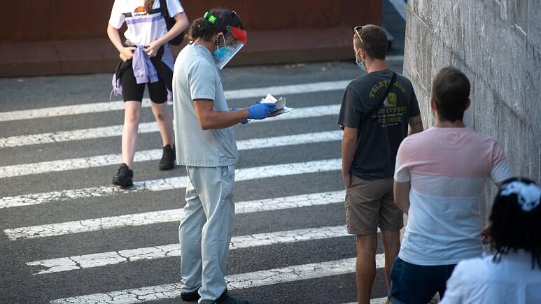people waiting Coronavirus test