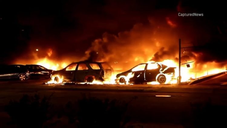 Click to enlarge kenosha cars burning burn