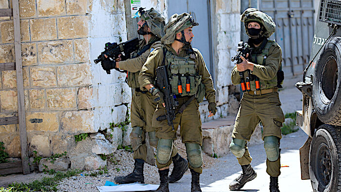 Click to enlarge Israeli soldiers