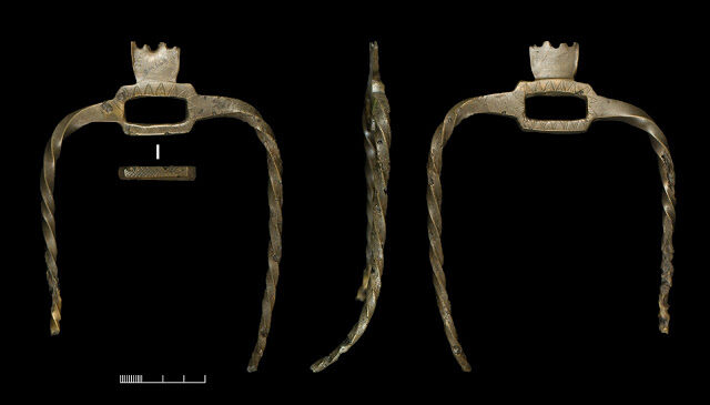 Click to enlarge Unique pronged bronze object