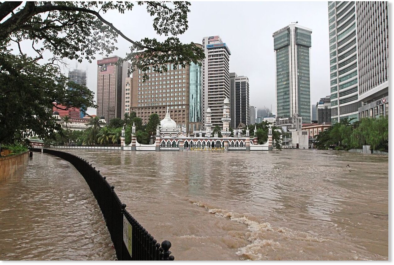 Flash floods hits Kuala Lumpur, Malaysia after torrential rainfall