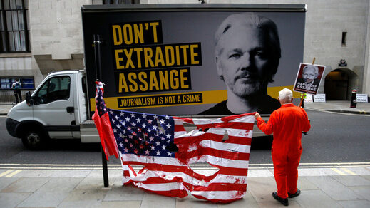 Click to enlarge assange protest Old Bailey