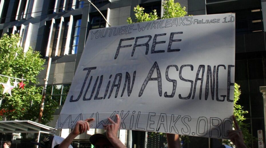 Click to enlarge assange protest