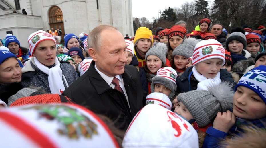 Click to enlarge Putin crowds