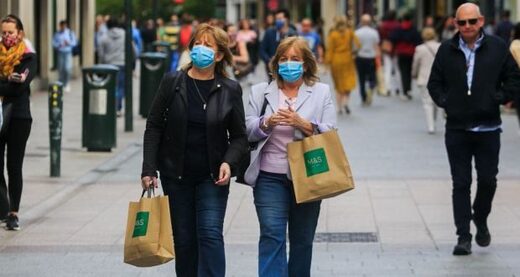 Ludzie noszący maski na twarz