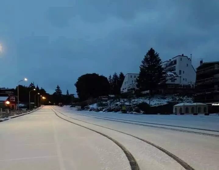 Click to enlarge September snow falls near Rome