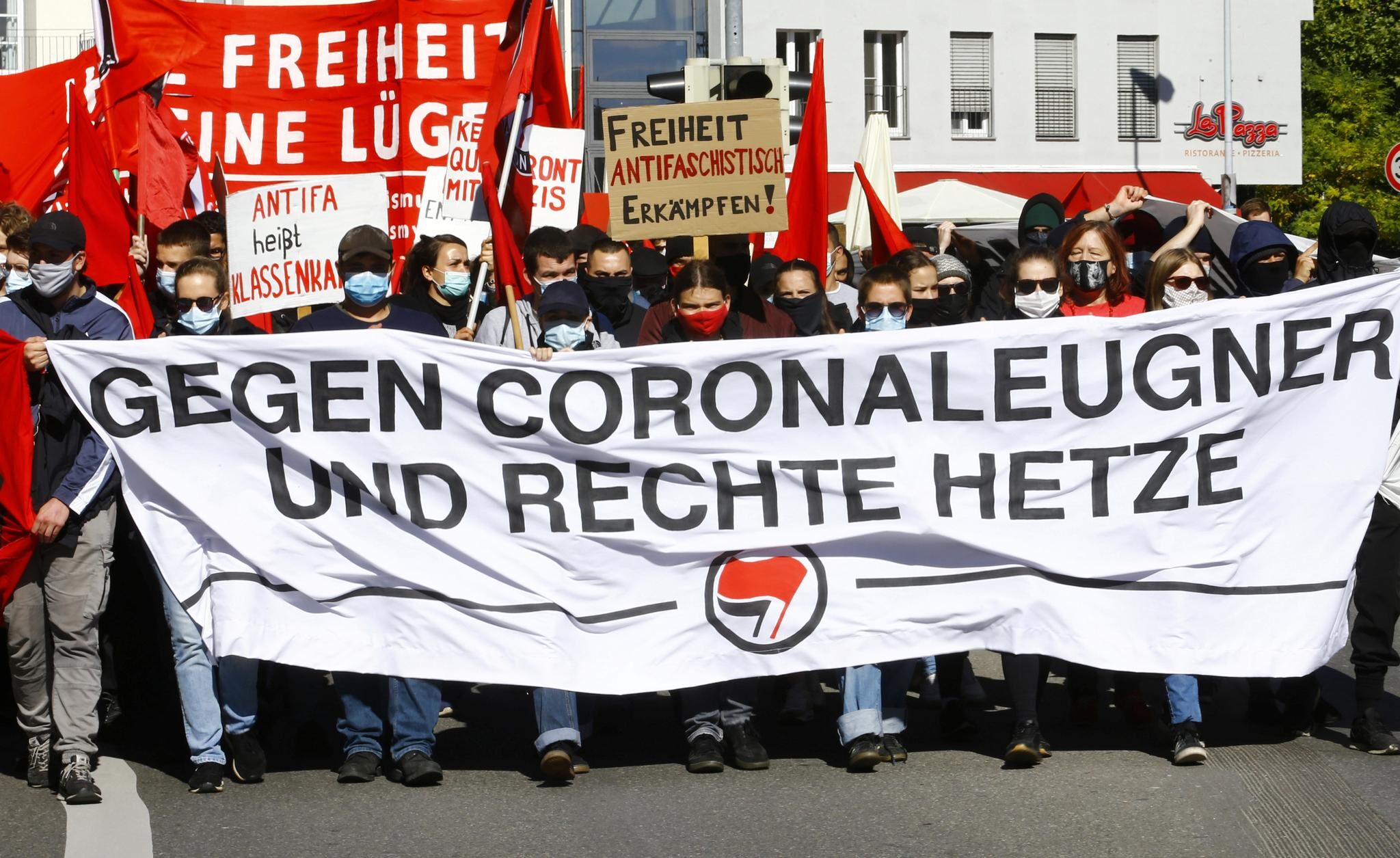 Click to enlarge German protest against coronavirus