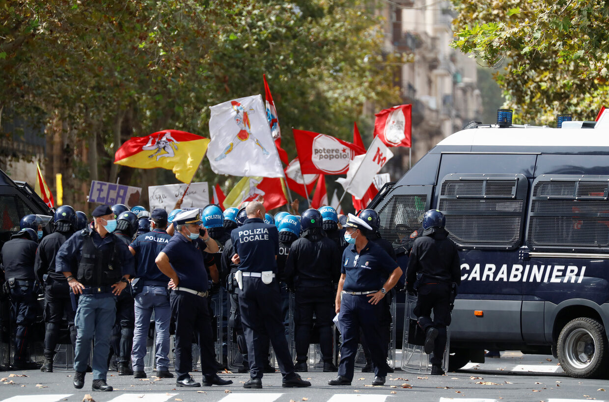 Click to enlarge salvini protest