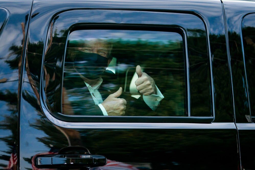 trump thumbs up