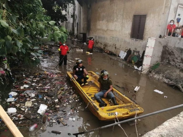 Click to enlarge Search and rescue teams after floods in Cebu City, Philippines, 13 to 14 October 2020.