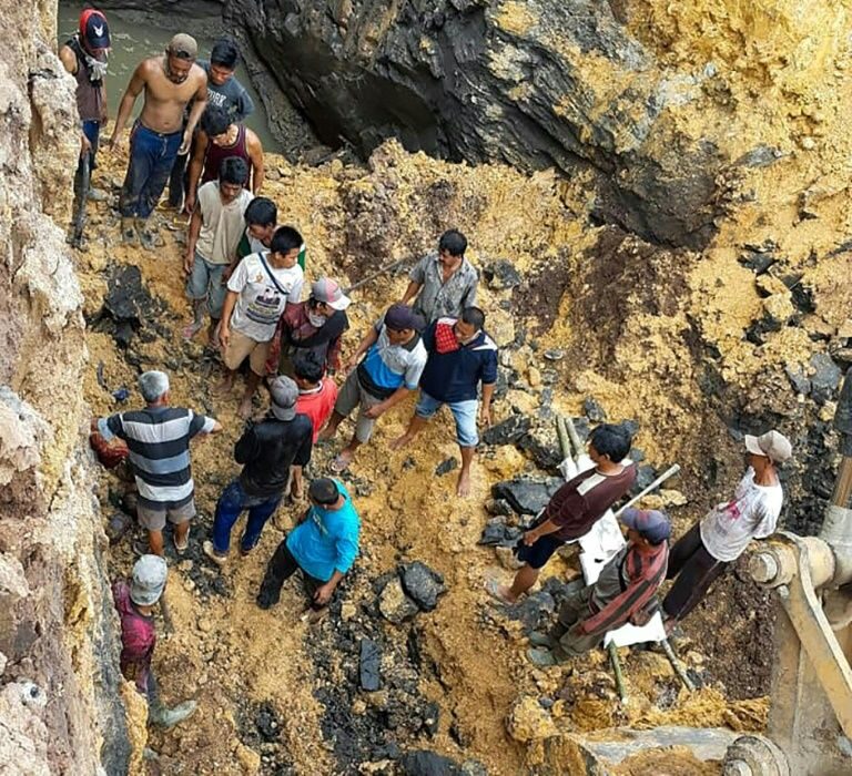 Villagers try to evacuate workers trapped 20 metres underground at an unlicensed coal mine in Muara Enim regency, South Sumatra, Indonesia