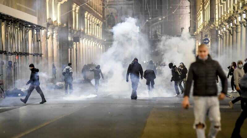Click to enlarge italy protest lockdown