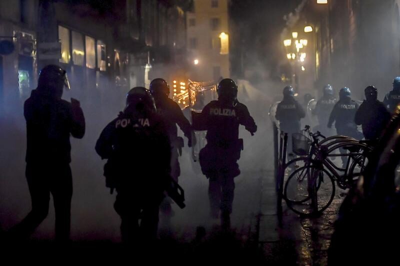 Click to enlarge Police italy protests lockdown