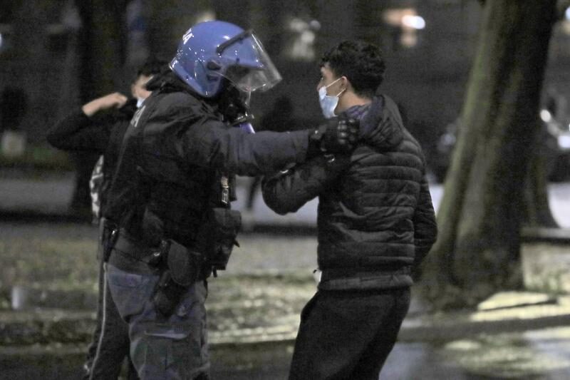 Click to enlarge protest lockdown italy