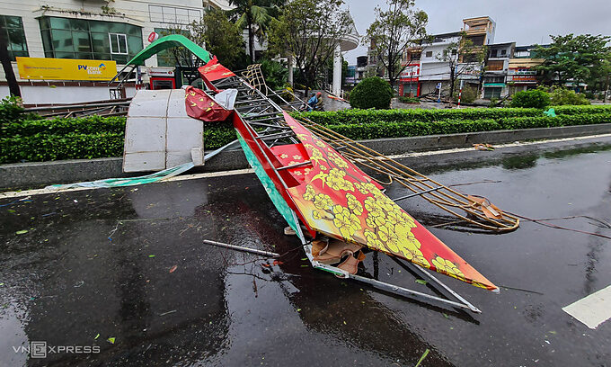A welcome gate on Le Loi Street in Quang Ngai Province is fallen following strong winds due to Storm Molave, October 28, 2020.