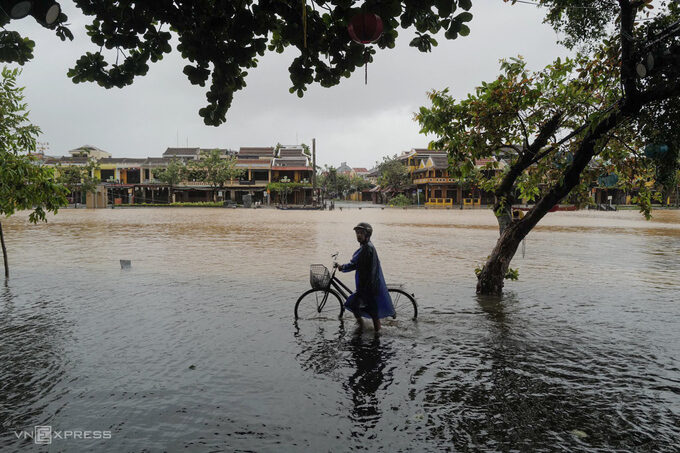 Click to enlarge Bach Dang Street along the Thu Bon River in Hoi An is under 50 cm of water, October 28, 2020.
