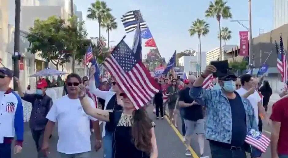 Click to enlarge beverly hills trump rallly