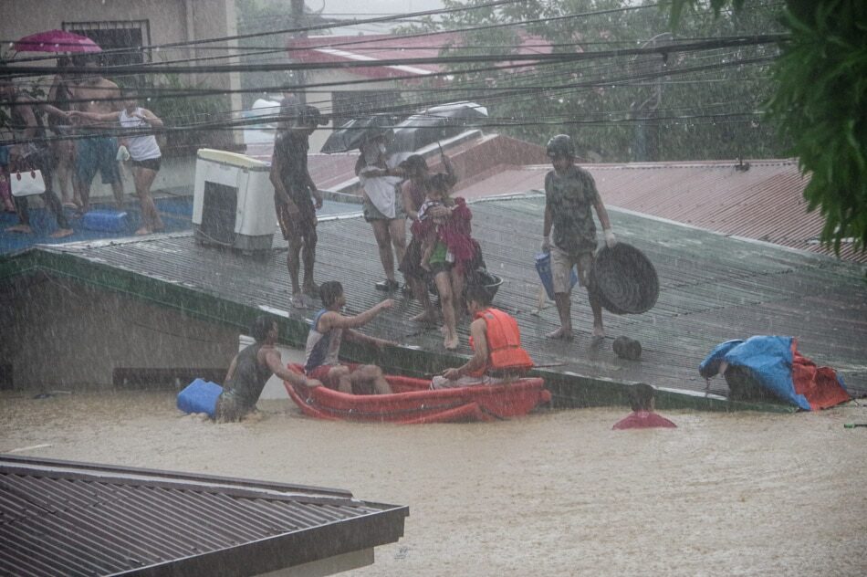 Click to enlarge Rescuers assist residents as flood waters reach rooftops in Felicidad Village in Barangay Banaba, San Mateo, Rizal as Typhoon Ulysses batters Luzon Thursday.