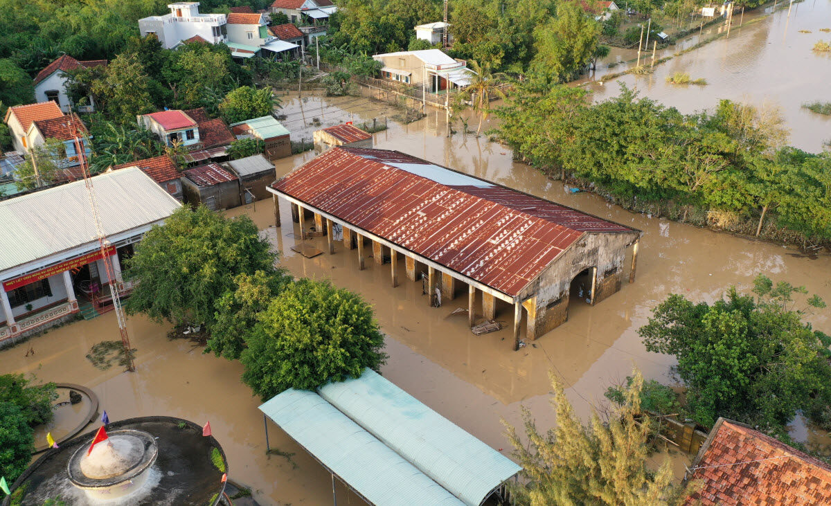 Sen Market in Tuy An remained flooded on Wednesday afternoon. Shopkeepers have moved their goods to other places.