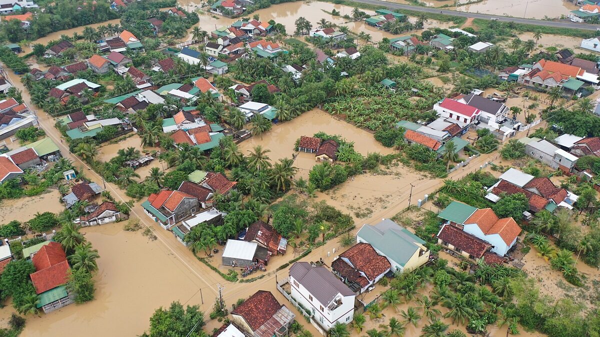 Click to enlarge Ninh Hoa Town in Khanh Hoa Province, home to the famous beach resort town of Nha Trang, remains submerged.