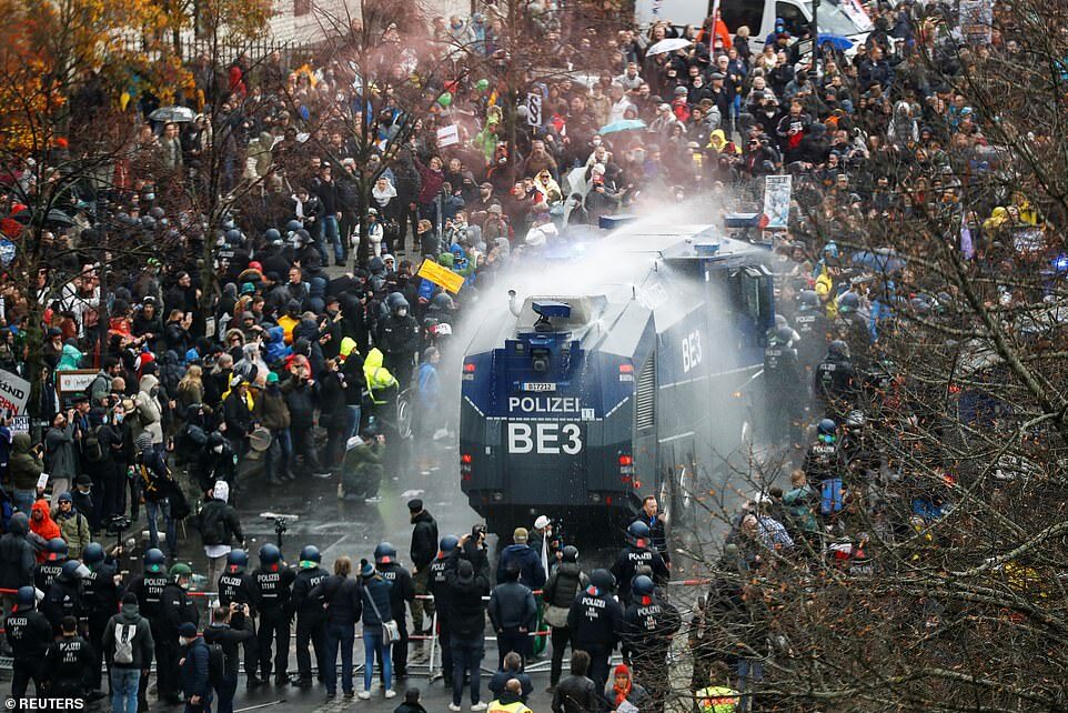 Click to enlarge protest germany lockdown