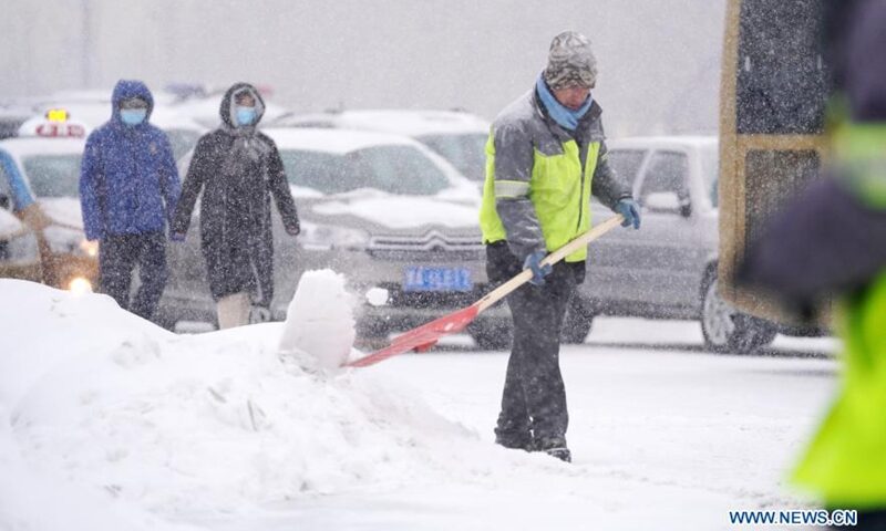 Click to enlarge A sanitation worker clears snow on Zhongshan Road in Harbin, northeast China's Heilongjiang Province, Nov. 19, 2020.