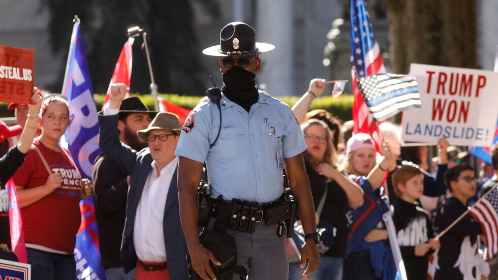 Click to enlarge Atlanta cops with Trump supporters