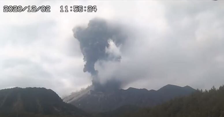 Click to enlarge Sakurajima Volcano eruption