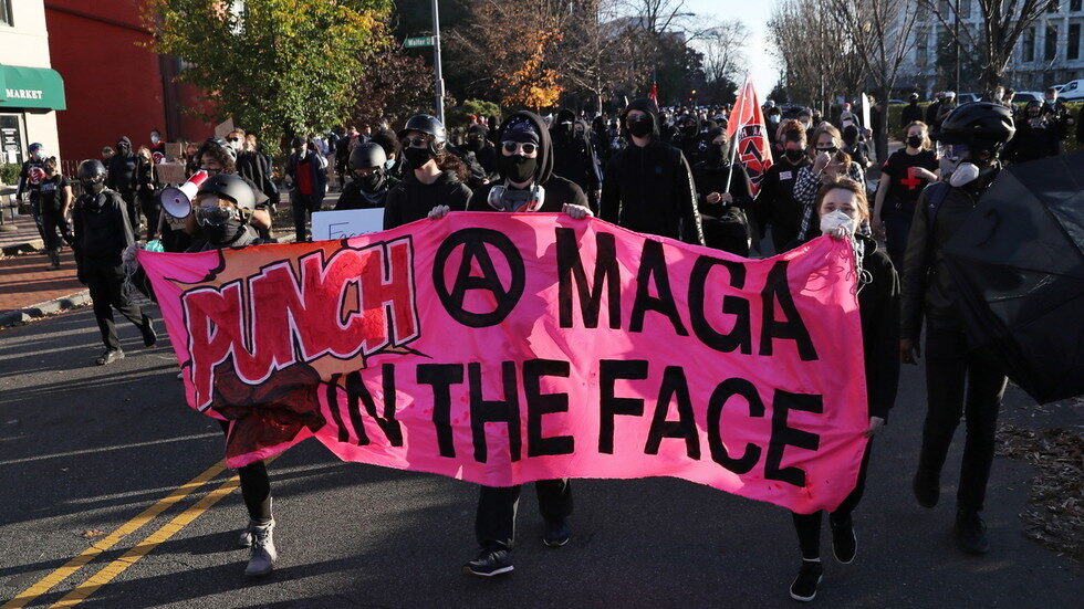 Click to enlarge anti-trump protesters