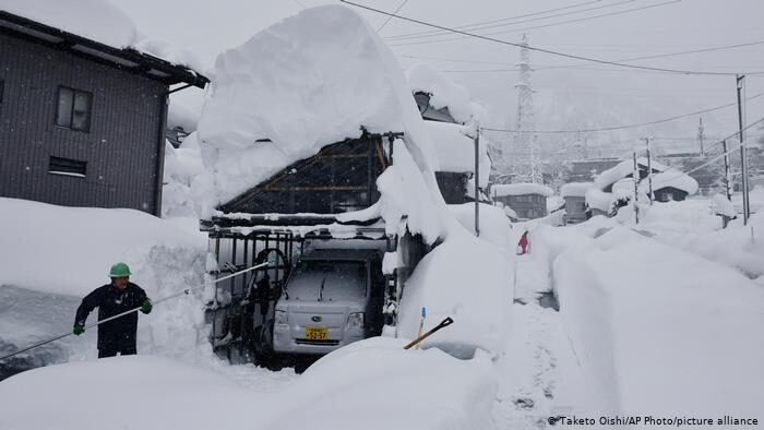Click to enlarge Yuzawa Town is hit by heavy snowfall in Niigata Prefecture