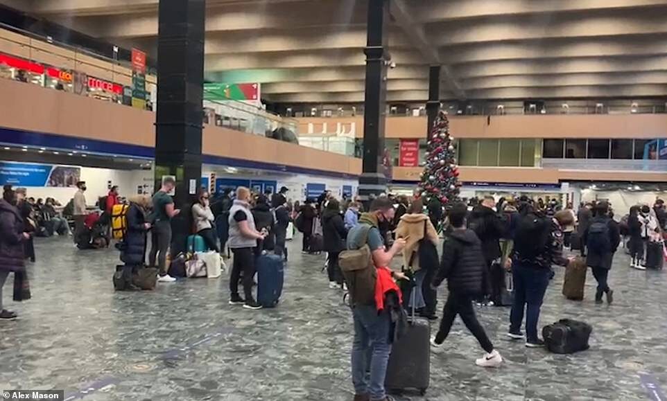 Click to enlarge london covid tier 4 crowds train station