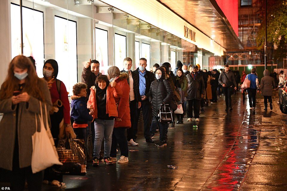 Click to enlarge lockdown london shoppers