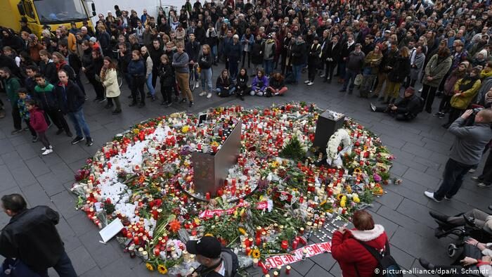 Click to enlarge synagogue attack germany memorial