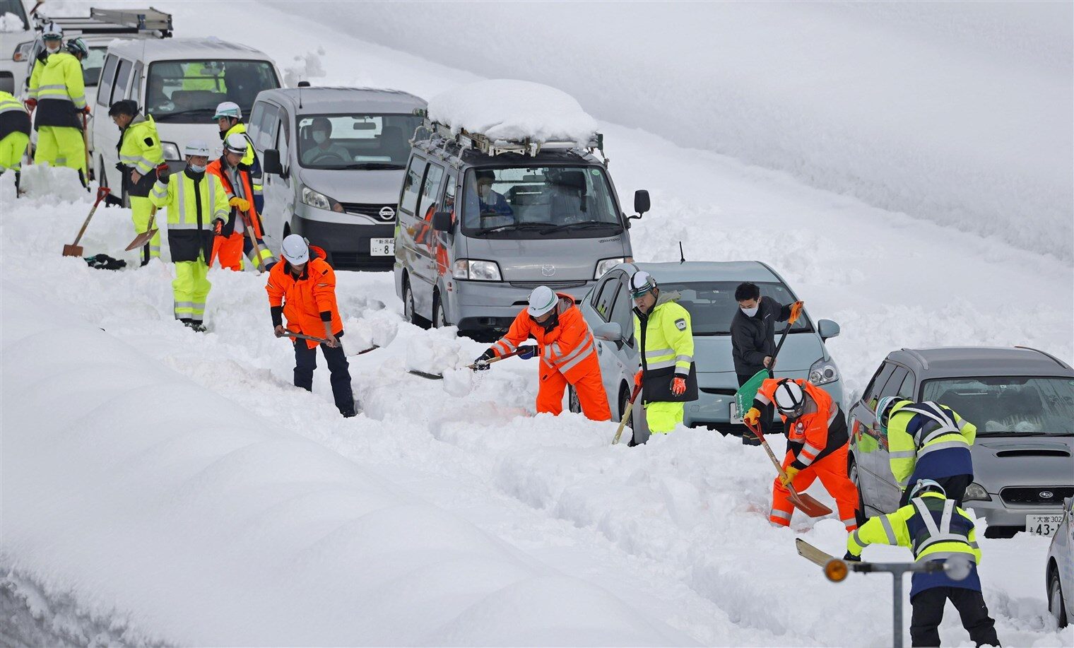 Vehicles are stranded on the snow-covered Kanetsu expressway in Niigata Prefecture on Friday.