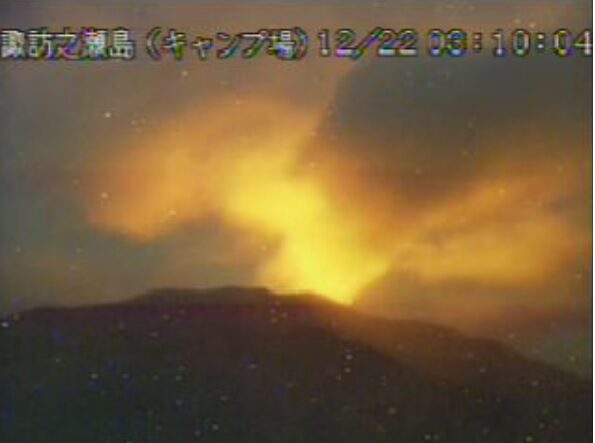 Strong glow continues to be active at Suwanosejima volcano