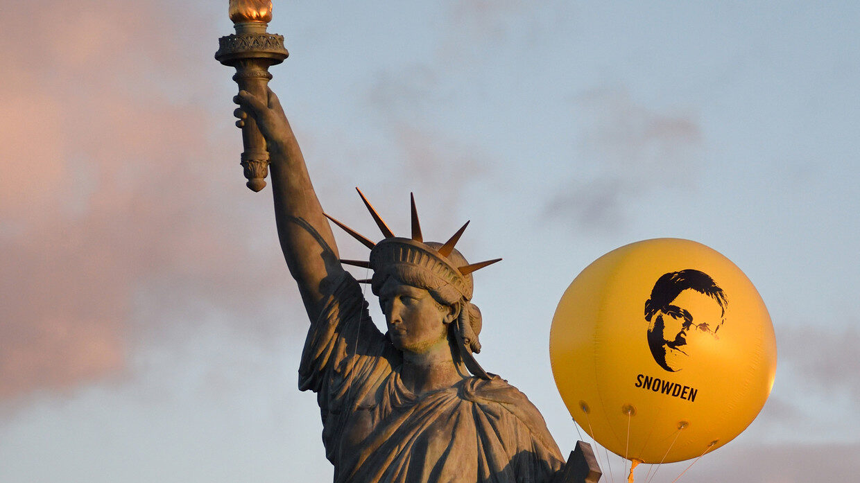 Click to enlarge statue of liberty snowden