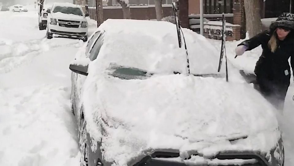 Alberta begins to dig out after 40+ cm of snow buries towns
