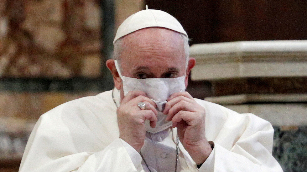 Click to enlarge Pope Francis wearing a face mask