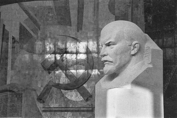 lenin statue