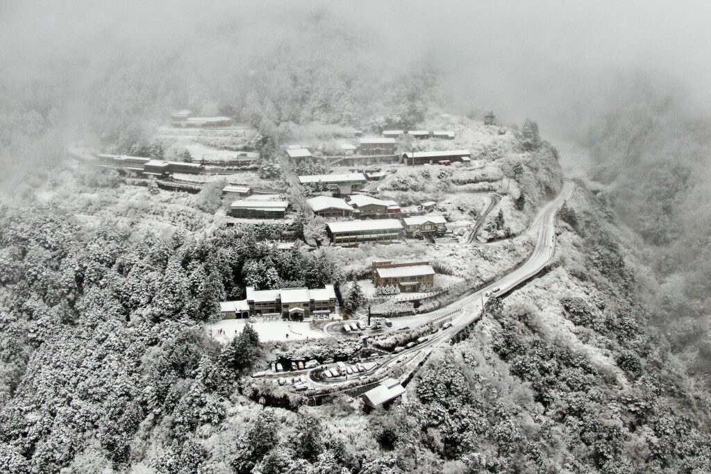 Snow falls on 6 mountains in Taiwan