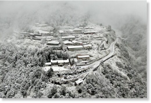 Snow falls on 6 mountains in Taiwan