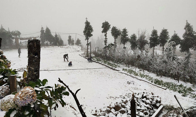 People play with snow in Bat Xat District